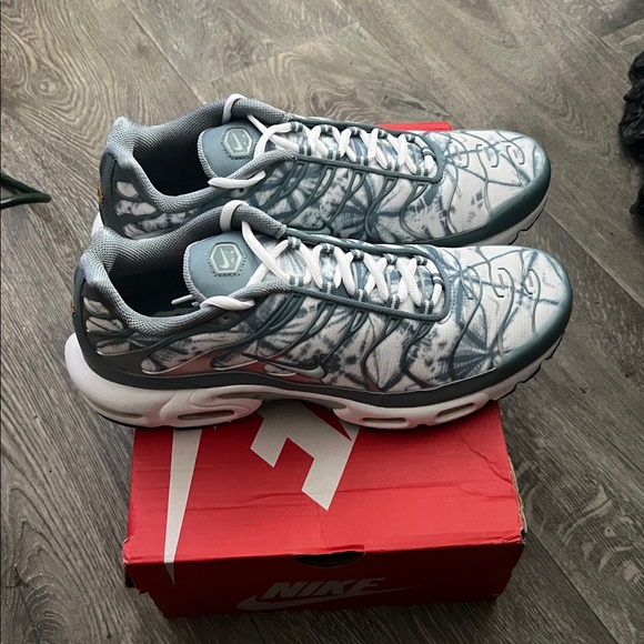 Stylish Blue and White Sneakers - Picture 3 of 6